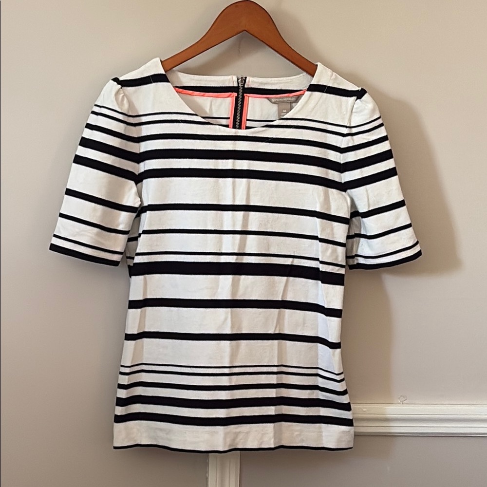Banana Republic Black and White Fitted Short Sleeve Blouse